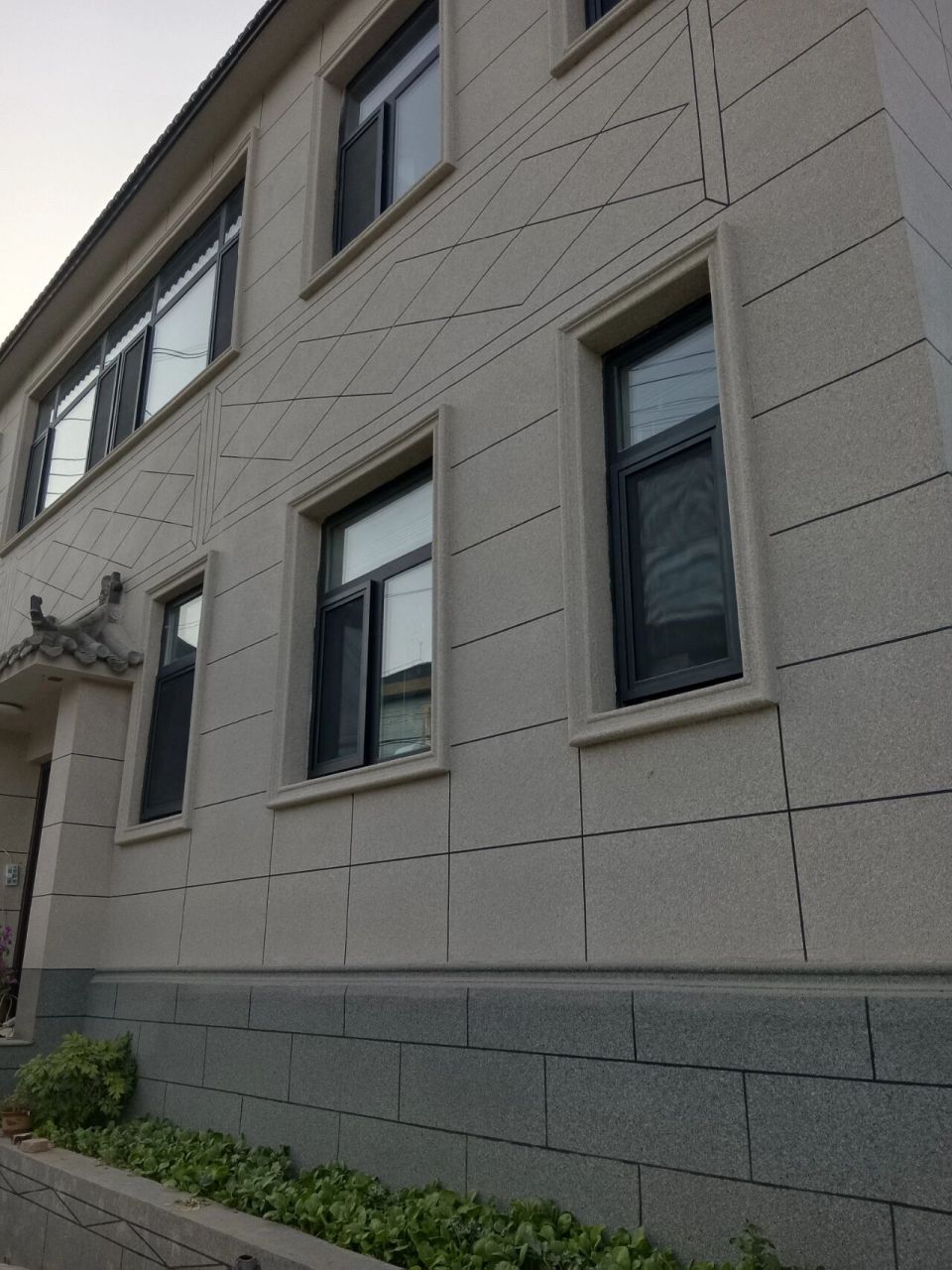 外墻保溫真石漆與室內(nèi)外裝修服務(wù)全解析 打造美觀耐用的理想空間